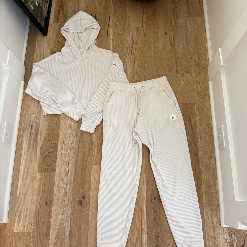 ALO Yoga White Relaxed Fit Hoodie